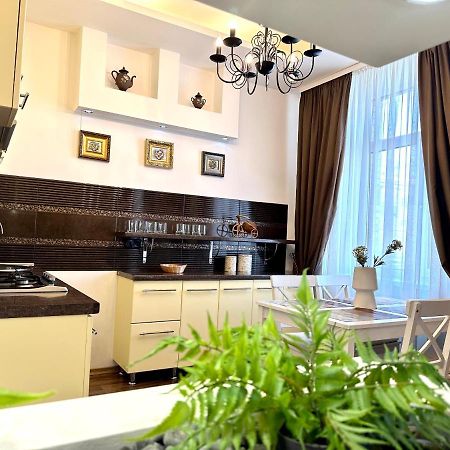 Lux Apartments In The City Center With A Coffee Machine, View Of A Theater, Near Zlata Plaza Rivne Eksteriør billede