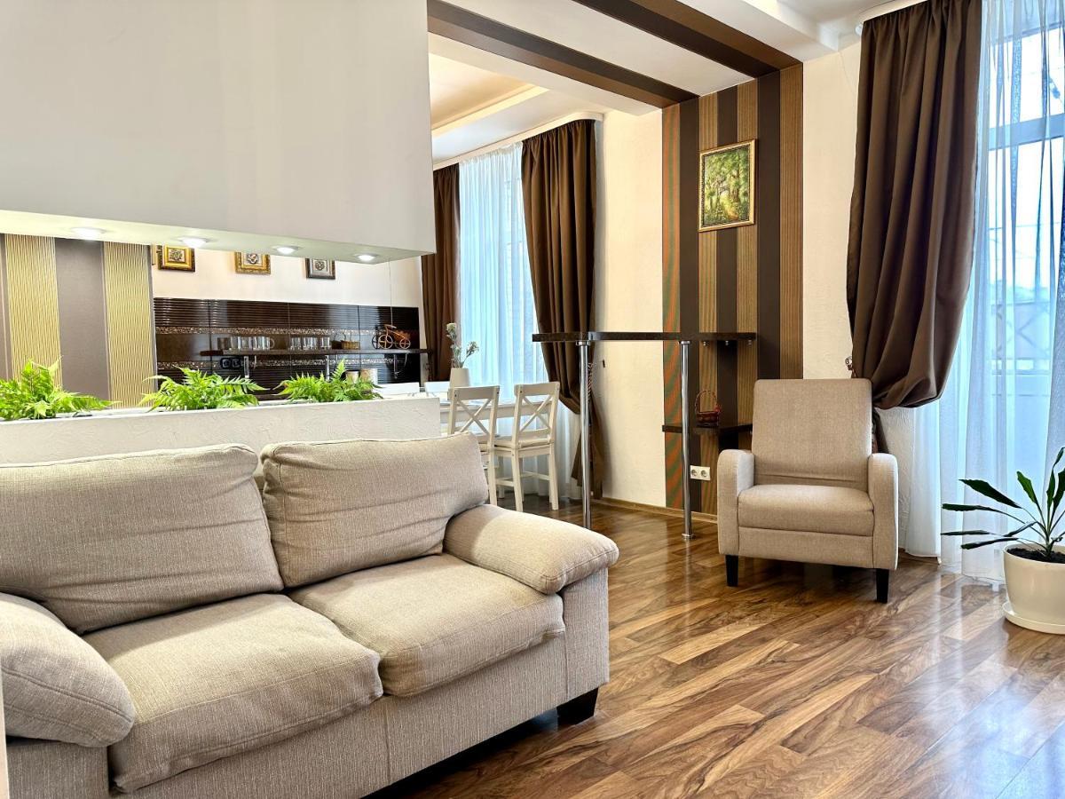 Lux Apartments In The City Center With A Coffee Machine, View Of A Theater, Near Zlata Plaza Rivne Eksteriør billede