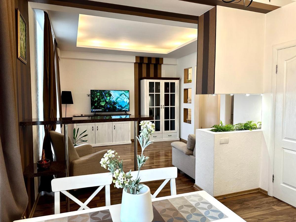 Lux Apartments In The City Center With A Coffee Machine, View Of A Theater, Near Zlata Plaza Rivne Eksteriør billede