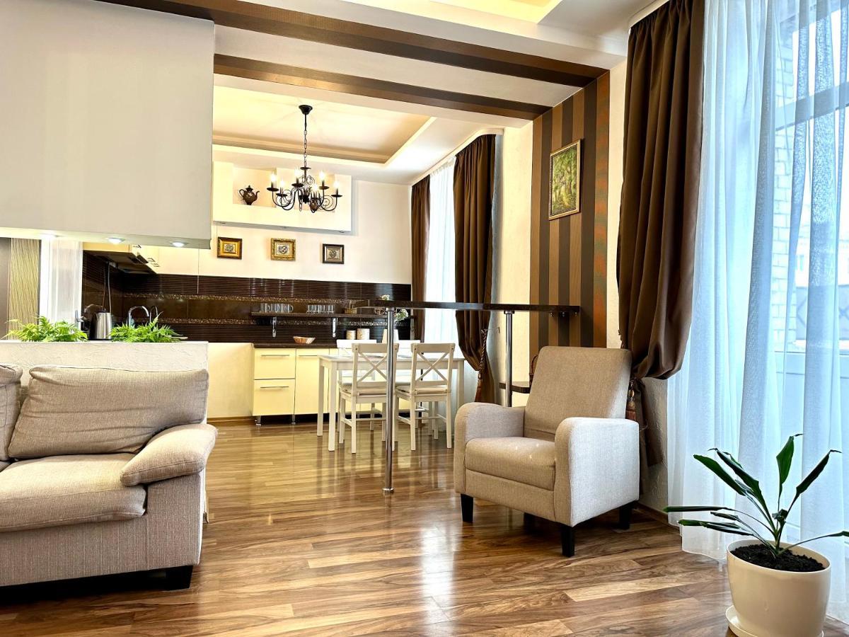 Lux Apartments In The City Center With A Coffee Machine, View Of A Theater, Near Zlata Plaza Rivne Eksteriør billede