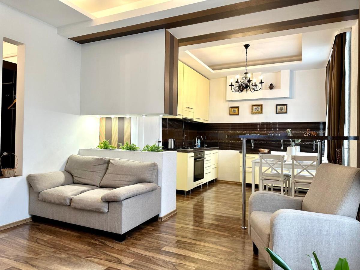 Lux Apartments In The City Center With A Coffee Machine, View Of A Theater, Near Zlata Plaza Rivne Eksteriør billede