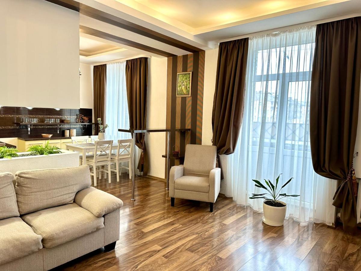 Lux Apartments In The City Center With A Coffee Machine, View Of A Theater, Near Zlata Plaza Rivne Eksteriør billede