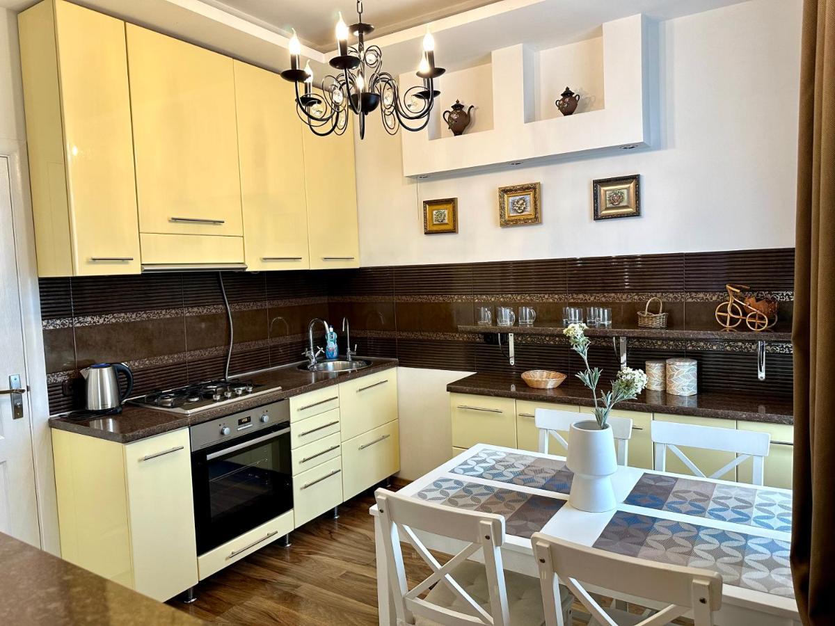Lux Apartments In The City Center With A Coffee Machine, View Of A Theater, Near Zlata Plaza Rivne Eksteriør billede
