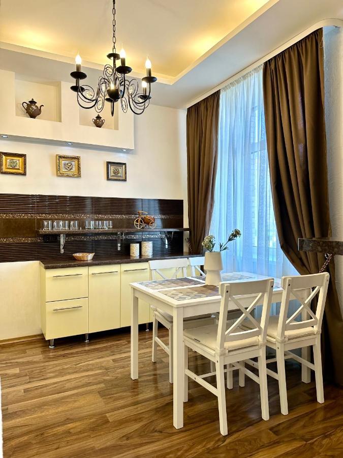Lux Apartments In The City Center With A Coffee Machine, View Of A Theater, Near Zlata Plaza Rivne Eksteriør billede